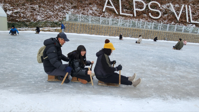 전통 얼음썰매를 즐기는 가족들.