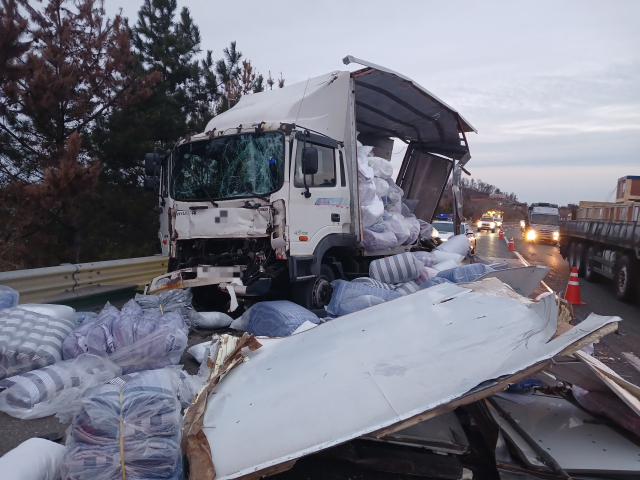 20일 오전 경남 창녕군 중부내륙고속도로 창녕IC 인근에서 발생한 교통사고 현장, 독자 제공