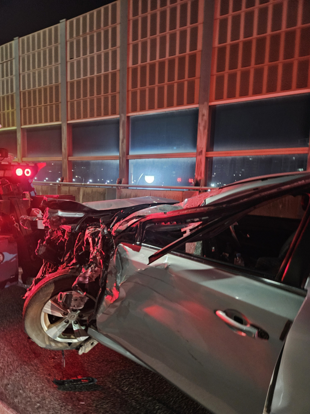 중앙고속도로 하행선 남양산IC 인근에서 화물차와 승용차가 추돌하는 사고가 발생했다. 경남소방본부 제공