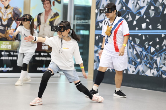 경남 김해 지역 청소년들이 지난해 개관한 서부청소년센터에서 디지털 콘텐츠를 즐기고 있다. 김해시 제공