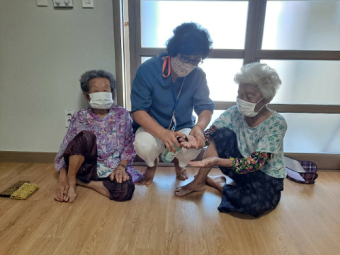 65세? 70세? 고성군 노인생활지원사 난데없는 ‘정년’ 논란