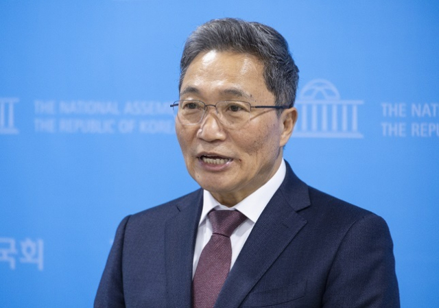 이학재 인천국제공항공사 사장이 지난달 20일 국회 소통관에서 '대통령실의 인천공항 공사 불법 인사 개입'을 주장하는 기자회견을 하고 있다. 연합뉴스