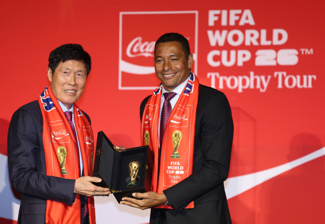 16일 서울 용산구 CGV용산아이파크몰에서 열린 피파 월드컵 북중미 2026 트로피 투어에서 차범근(왼쪽)과 지우베르투 시우바가 레플리카 트로피를 들고 기념촬영을 하고 있다. 연합뉴스