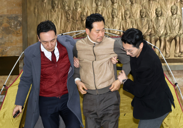 통일교·공천헌금 '쌍특검' 수용을 요구하며 단식 7일 차를 맞은 국민의힘 장동혁 대표가 21일 서울 여의도 국회 로텐더홀 단식 농성 텐트에서 부축받으며 이동하고 있다. 연합뉴스