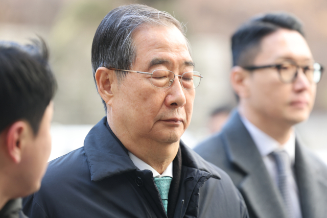 내란 우두머리 방조 혐의를 받는 한덕수 전 국무총리가 21일 서울중앙지법에서 열린 1심 선고 공판에 출석하고 있다. 연합뉴스