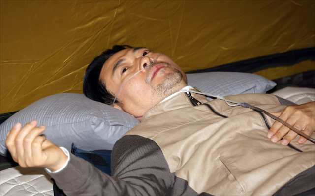 통일교·공천헌금 '쌍특검' 수용을 요구하며 이레째 단식 중인 국민의힘 장동혁 대표가 21일 서울 여의도 국회 로텐더홀 단식 농성장에 마련된 텐트 안에 누워 있다. 연합뉴스
