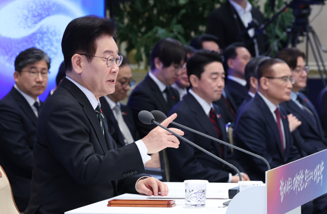 이재명 대통령이 21일 청와대 영빈관에서 열린 신년기자회견에서 취재진 질문에 답하고 있다. 연합뉴스