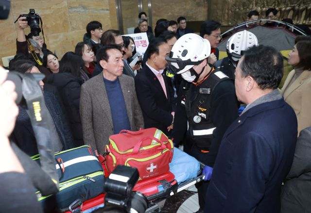 21일 국민의힘 장동혁 대표가 단식 농성 중인 국회 로텐더홀에 구급대원들이 도착하고 있다. 연합뉴스