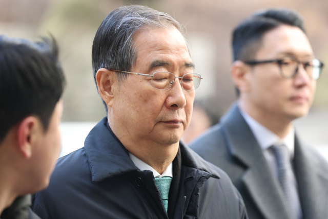 내란 우두머리 방조 혐의를 받는 한덕수 전 국무총리가 21일 서울중앙지법에서 열린 1심 선고 공판에 출석하고 있다. 연합뉴스