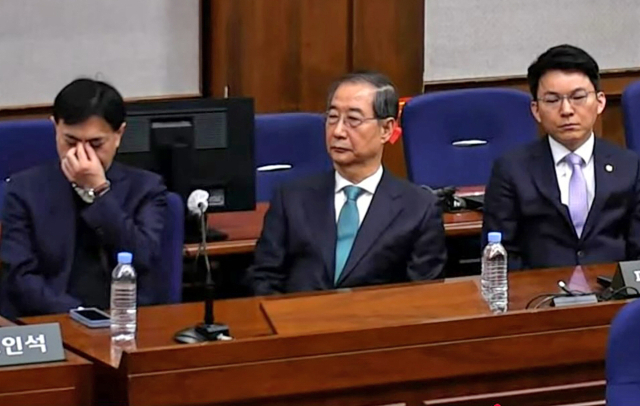 내란 중요임무 종사 혐의를 받는 한덕수 전 국무총리가 21일 서울중앙지법에서 열린 1심 선고 공판에 출석해 있다. 서울중앙지법 제공