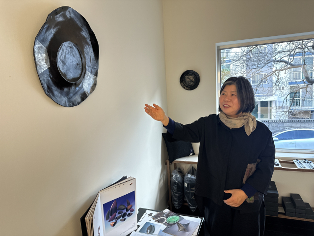 '하우스 오브 알파'에서 전시 작품을 설명하고 있는 이현승 옻칠 공예가. 김은영 기자 key66@