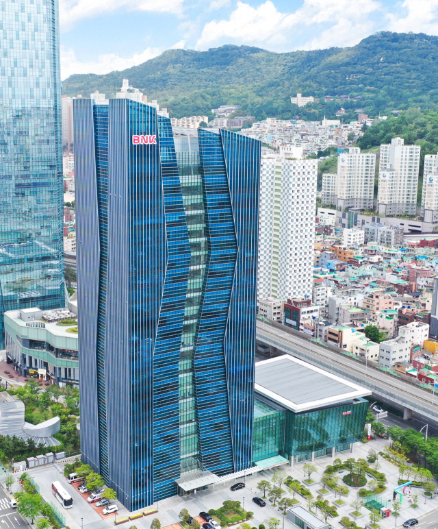 부산 남구 문현금융단지 내 BNK부산은행 본점 건물 전경. 부산일보DB