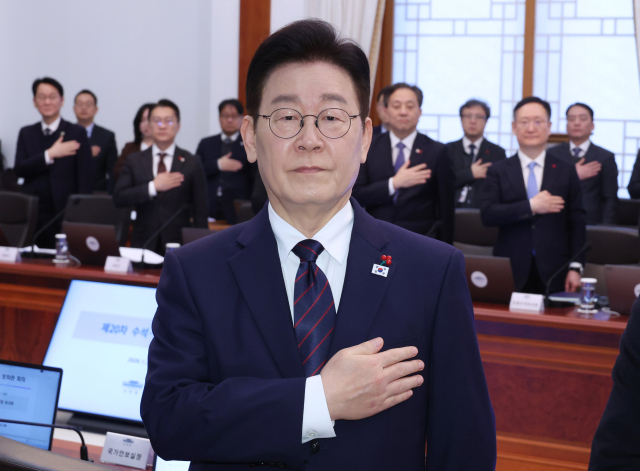 이재명 대통령이 22일 청와대에서 열린 수석보좌관회의에서 참석자들과 국민의례를 하고 있다. 연합뉴스