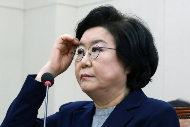 이혜훈 기획예산처 장관 후보자가 23일 국회 재정경제기획위원회에서 열린 인사청문회에서 머리카락을 쓸어 넘기고 있다. 연합뉴스