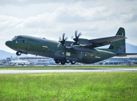‘계기판 이상’ 김해공항에 군용기 비상 착륙