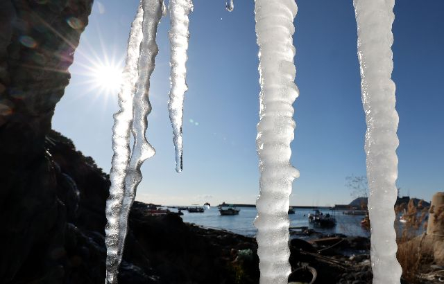 23일 부산·울산·경남 지역 최고 기온은 6도로 추위가 이어질 전망이다. 사진은 지난 22일 오전 부산 남구 백운포 갯바위에 고드름이 매달려 있는 모습. 부산일보DB
