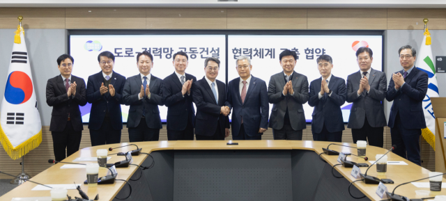 한국전력과 경기도는 지난 22일 경기도청에서 ‘경기도 내 도로-전력 SOC 공동추진‘을 위한 업무협약을 체결했다(왼쪽 다섯 번째부터 김동연 경기지사, 김동철 한전 사장). 한전 제공