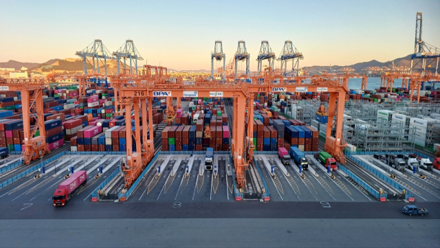 부산 강서구 부산항 홍보관에서 바라본 컨테이너 화물로 가득찬 부산항 신항 전경. 송현수 기자 songh@