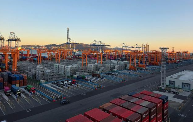 국내 최초 완전 자동화항만인 부산항 신항 제7부두 전경. 송현수 기자 songh@