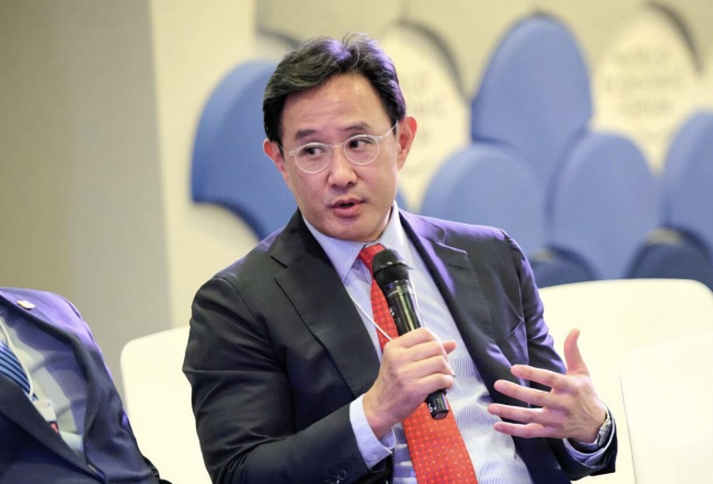 최윤범 고려아연 회장이 지난 21일 스위스 다보스에서 열린 세계경제포럼의 핵심광물 분야의 전략적 파트너십과 투자 세션에 최 회장이 공식 연사로 나서 발언하고 있다. 고려아연 제공