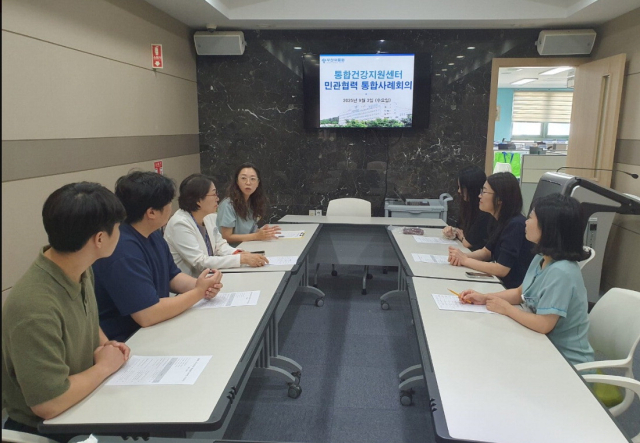 지난해 9월 출범한 부산의료원 통합건강지원센터 관계자들이 민관협력 통합사례회의를 진행하는 모습. 2015~2023년 운영된 ‘보건·의료·복지 3for1 통합서비스 사업’의 후신 성격으로, 지역사회 건강 취약계층과 의료서비스 접근이 제한된 대상자를 지원한다. 부산의료원 제공