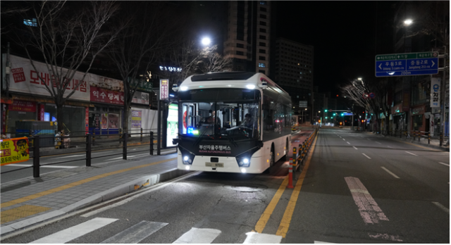 26일부터 부산 동래구 내성교차로와 해운대구 중동을 잇는 간선급행버스(BRT) 구간에서 심야 여객 운송을 시작하는 자율주행버스. 부산시 제공