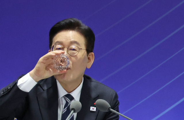 이재명 대통령이 23일 울산전시컨벤션센터에서 열린 '울산의 마음을 듣다' 타운홀미팅 간담회에서 물을 마시고 있다. 연합뉴스