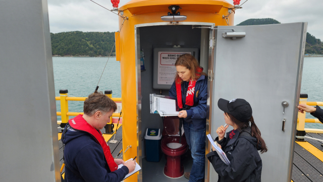 코로나19 펜데믹 여파로 6년 만에 이뤄진 2023년 FDA 수출용 패류생산 지정해역 위생점검에서 FDA 실사단이 현장 관리실테를 점검하고 있다. 부산일보DB