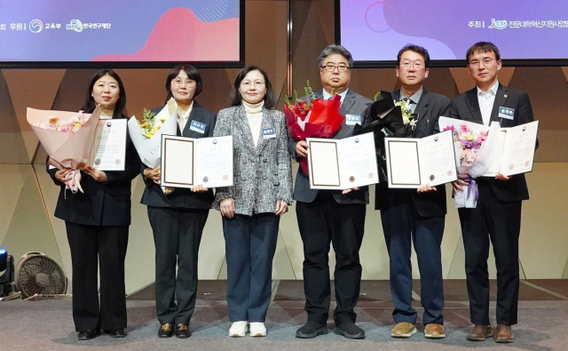 거제대학교 이수경 교수(왼쪽에서 두번째)가 지난 22일 서울드래곤시티호텔에서 열린 ‘2025년 전문대학 혁신지원사업 성과확산포럼’에서 전문대학 혁신 정책 기획과 제도 설계, 사업 추진 체계 구축에 이바지한 공로로 교육부 장관 표창을 받았다. 거제대 제공