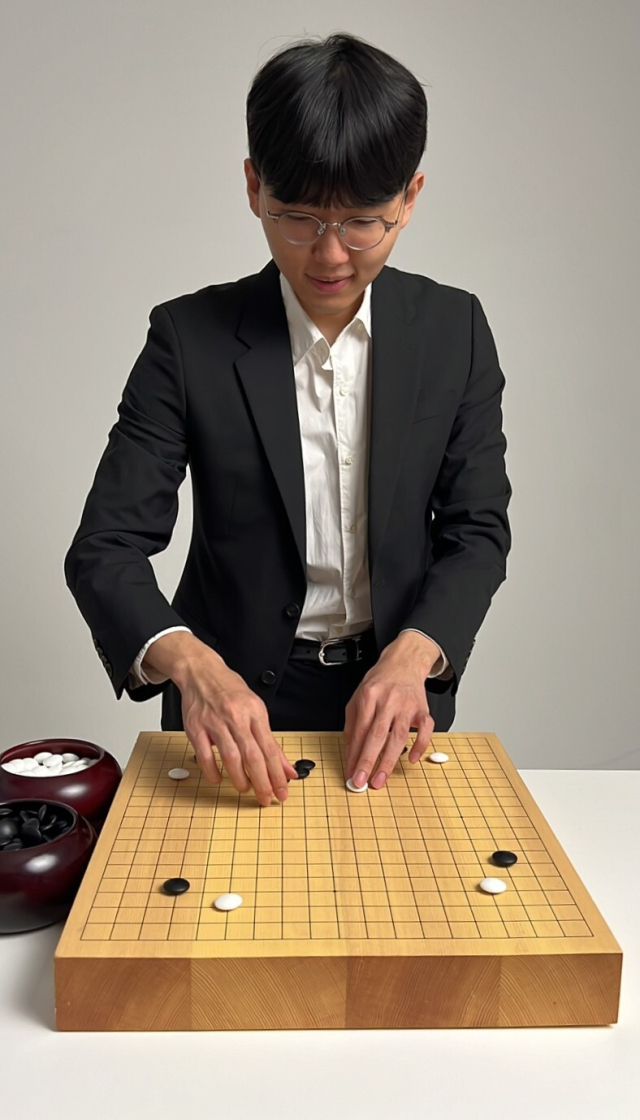 바둑판 앞에서 포즈를 취한 신진서 9단. 신진서 제공
