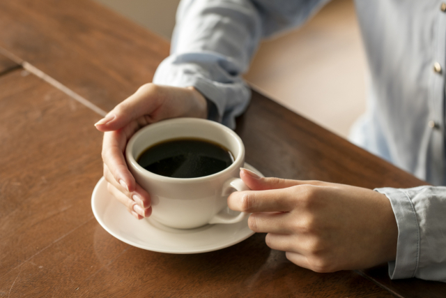 새해 결심으로 커피를 끊겠다고 다짐했다가 포기했다고 낙담할 필요는 없다. 커피를 무조건 끊겠다는 결심 대신 하루 2잔 이하로 제한하되, 설탕 없는 블랙 커피를 선택하고 카페인 함량을 확인하는 ‘현명한 섭취’로 재도전할 수 있다. 클립아트코리아 제공