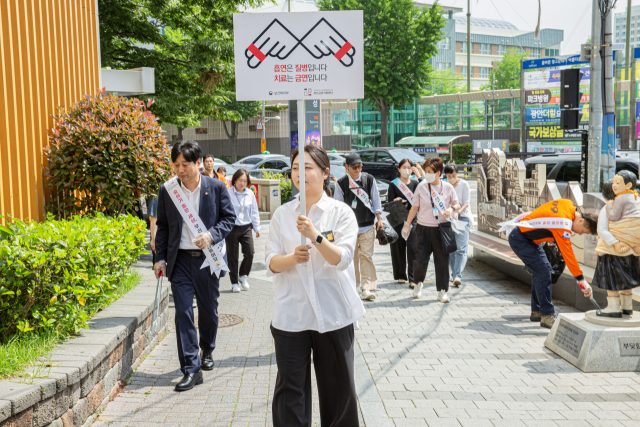 지난해 부산금연지원센터가 세계금연의 날을 맞아 금연 캠페인을 벌이는 모습. 부산대병원 제공