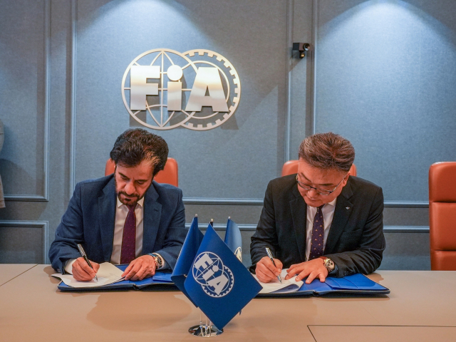 한국타이어 박종호(오른쪽) 유럽본부장과 FIA 모하메드 벤 술라엠 회장이 파트너십 협약서를 체결하고 있다. 한국타이어 제공