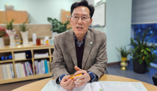 양산 방문의 해 준비 상황을 설명하고 있는 신기영 관광과장. 김태권 기자