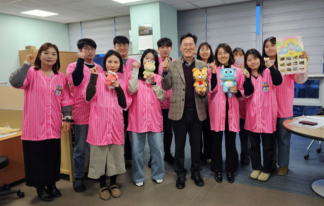 양산 방문의 해를 총괄하는 관광과 직원들이 신기영 과장과 함께 ‘화이팅’을 외치고 있다. 김태권 기자