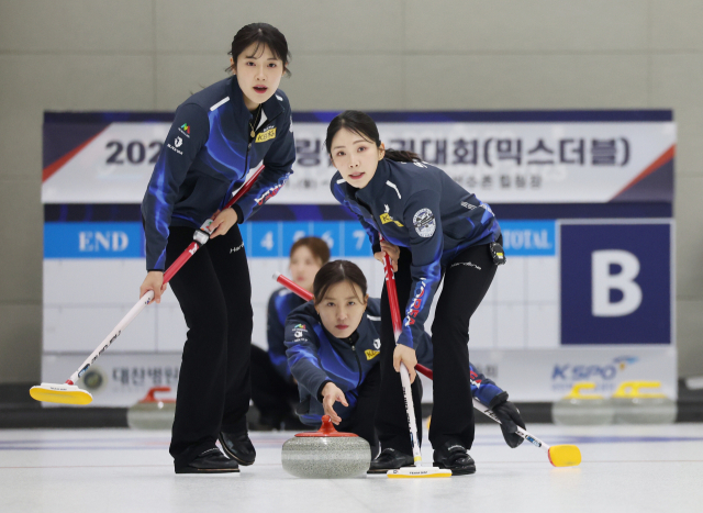 2026 밀라노·코르티나담페초 동계올림픽을 앞두고 27일 충북 진천선수촌 컬링장에서 컬링대표팀의 설예은(왼쪽부터), 김은지, 김수지가 훈련을 하고 있다. 연합뉴스