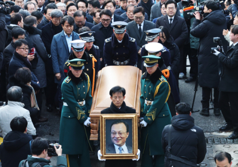 [포토뉴스] 이해찬 전 총리 시신 빈소 도착