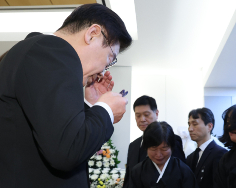 李대통령, 故이해찬 빈소 조문하고 무궁화장 추서…눈물 흘리기도