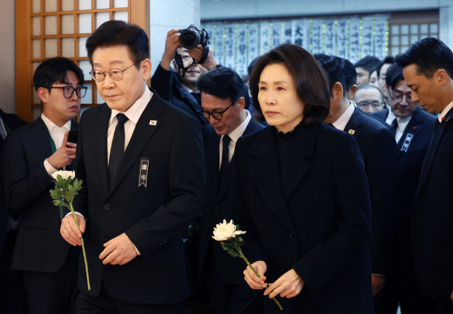이재명 대통령과 김혜경 여사가 27일 서울 종로구 서울대병원 장례식장에 마련된 이해찬 전 총리 빈소에 헌화하고 있다. 연합뉴스