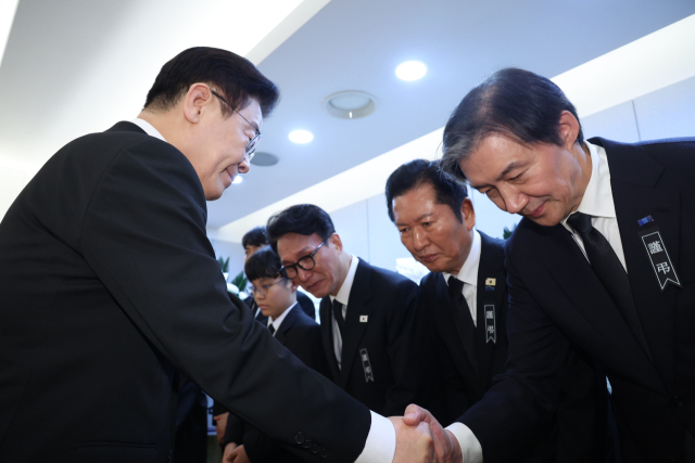 이재명 대통령이 27일 서울 종로구 서울대병원 장례식장에 마련된 고 이해찬 전 국무총리 빈소에서 상주 자리를 지키고 있는 조국혁신당 조국 대표(오른쪽부터), 더불어민주당 정청래 대표, 김민석 총리 등과 악수하고 있다. 연합뉴스