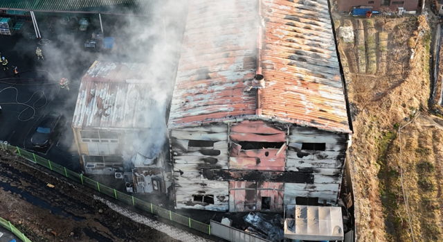 경남 김해시 진례면의 공장 화재 현장. 경남소방본부 제공