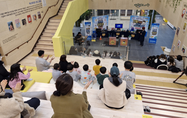 고성 책둠벙도서관 과학 공연 프로그램 모습. 고성군 제공