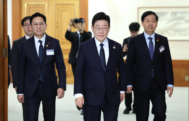 이재명 대통령이 28일 청와대에서 열린 외국인투자기업 간담회에 입장하고 있다. 연합뉴스