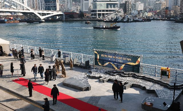 부산 중구 유라리광장과 부산항 제1부두를 잇는 1.2km 구간에 바다 산책로 조성이 추진된다. 사진은 지난해 11월 20일 부산 중구 유라리광장 일원에서 열린 피란수도광장 조성 기념식. 부산일보DB