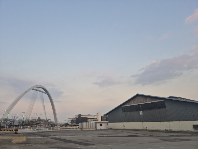 부산 중구 유라리광장과 부산항 제1부두를 잇는 1.2km 구간에 바다 산책로 조성이 추진된다. 사진은 지난 23일 부산항 제1부두 창고. 김동우 기자 friend@