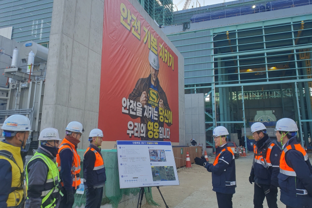 한국남부발전 서성재 기술안전부사장(오른쪽 세 번째)이 안동 2호기 건설현장을 찾아 공사 진척상황과 현장의 안전 위해요소를 직접 점검하고 있다. 남부발전 제공
