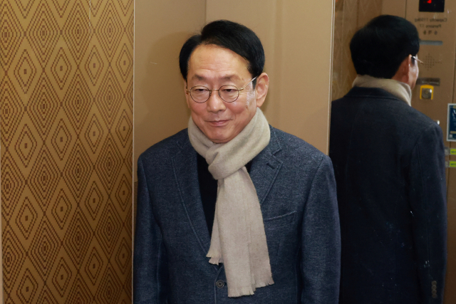 국민의힘 정책위의장직에서 물러난 김도읍 의원이 지난 5일 국회의원회관 의원실에서 나와 이동하고 있다. 연합뉴스