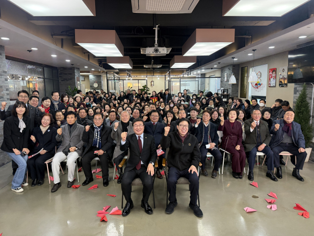 박형준 부산시장이 28일 국민의힘 부산 사상당협위원회와의 간담회를 마친 후 기념사진 촬영을 위해 포즈를 취하고 있다. 국민의힘 사상당협위원회 제공