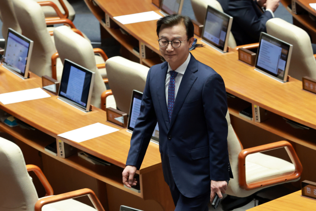 더불어민주당 전재수 의원이 16일 국회에서 열린 2026년 1월 임시국회 1차 본회의에서 전날 상정된 2차 종합특검법안에 대한 무제한 토론 종결 동의의 건 투표한 뒤 자리로 돌아가고 있다. 연합뉴스