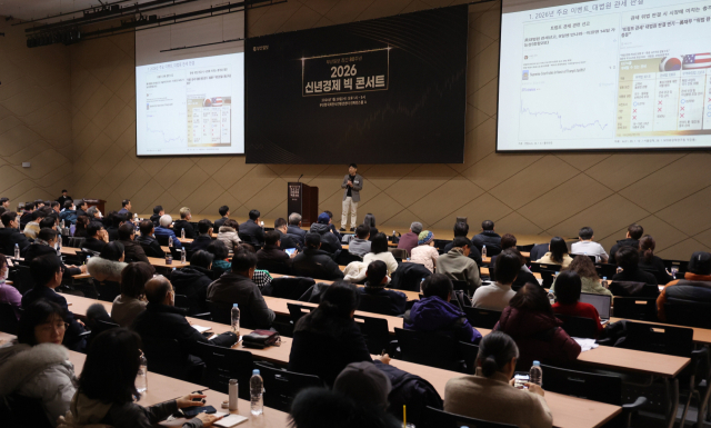 부산일보 창간 80주년을 맞아 28일 부산항국제전시컨벤션센터에서 ‘2026 신년경제 빅콘서트’가 열렸다. 신한은행 오건영 프리미어 패스파인더 단장이 '2026년 글로벌 매크로 이슈 체크:트럼프 2.0시대, 격변의 환율과 금리를 중심으로'를 주제로 강연하고 있다. 이재찬 기자 chan@